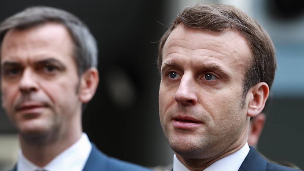 Frankreichs Präsident Macron (rechts) hat die Schliessung der Bildungseinrichtungen ab Montag angekündigt. (Archivbild)