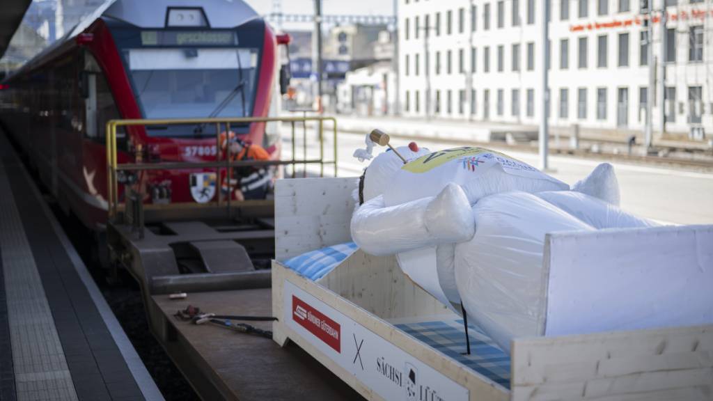 Der Zürcher Böögg reist mit der Rhätischen Bahn ins Engadin