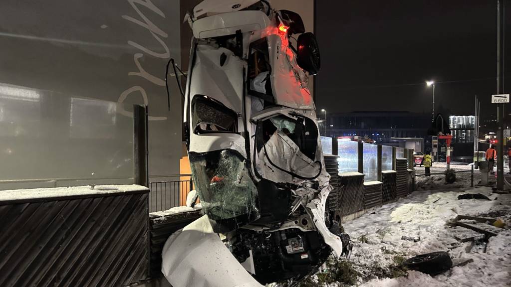 Das Auto blieb nach der Kollision mit einem Zug aufrecht an einer Lärmschutzwand stehen.