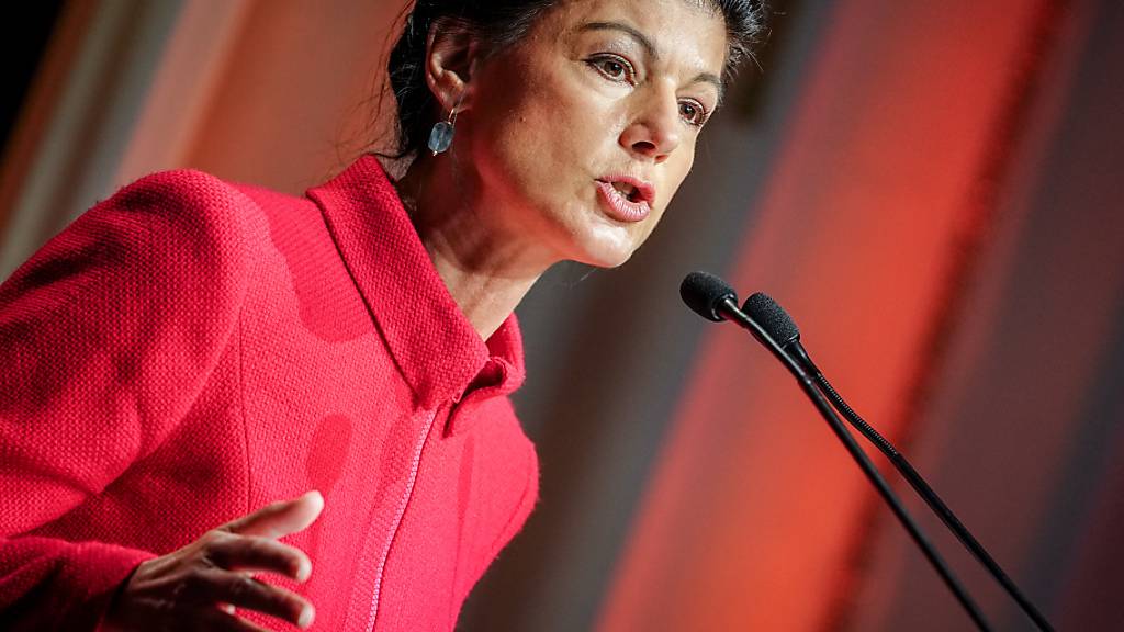 Sahra Wagenknecht, Parteivorsitzende, spricht beim Gründungsparteitag der neuen Wagenknecht-Partei, das «Bündnis Sahra Wagenknecht - für Vernunft und Gerechtigkeit». Foto: Kay Nietfeld/dpa
