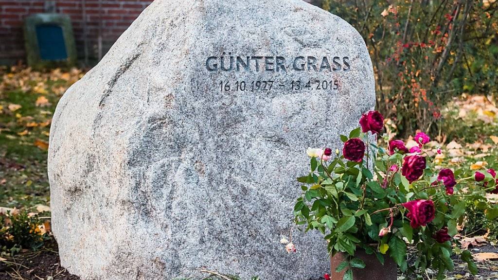 Nur Name und Lebensdaten: Der Grabstein des Literaturnobelpreisträgers Günter Grass in Behlendorf (Schleswig-Holstein)