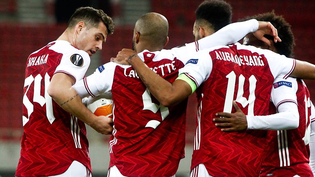Arsenals Doppeltorschütze Pierre-Emerick Aubameyang (Nummer 14) wird gebührend beglückwünscht
