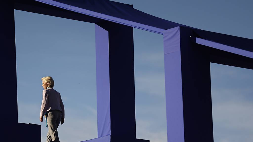 Kommissionspräsidentin Ursula von der Leyen und die Staats- und Regierungschefs der 27 EU-Länder beraten sich im spanischen Granada. Foto: Fermin Rodriguez/AP/dpa