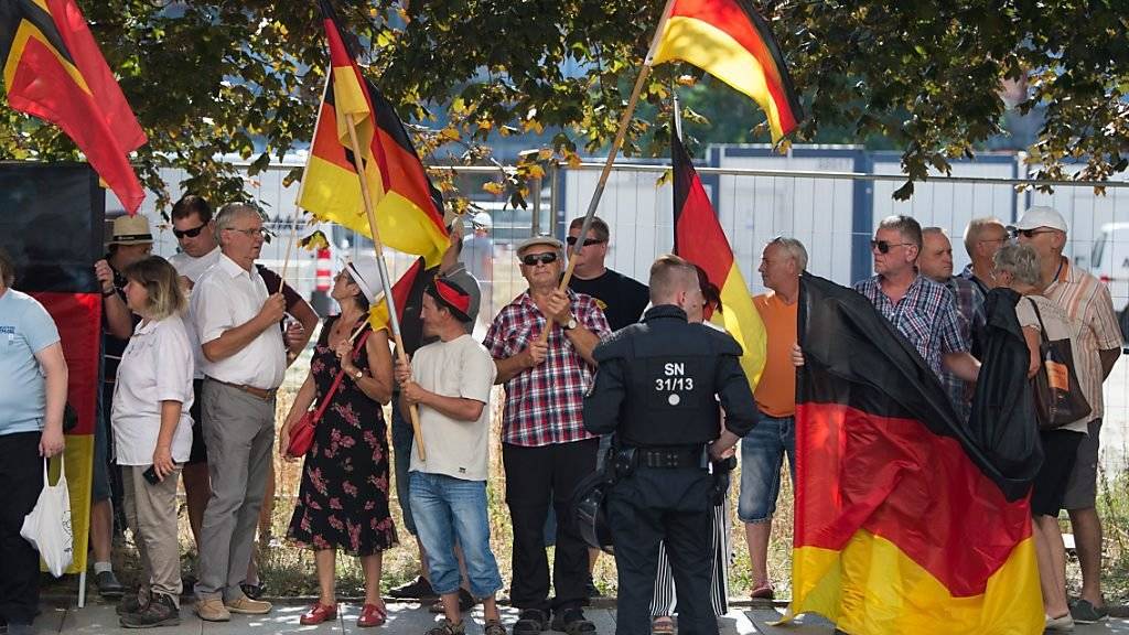 Am Rande einer rechtspopulistischen Demonstration Mitte August in Dresden hat die Polizei ein ZDF-Reporterteam vorübergehend an der Arbeit gehindert und festgehalten. (Archivbild)