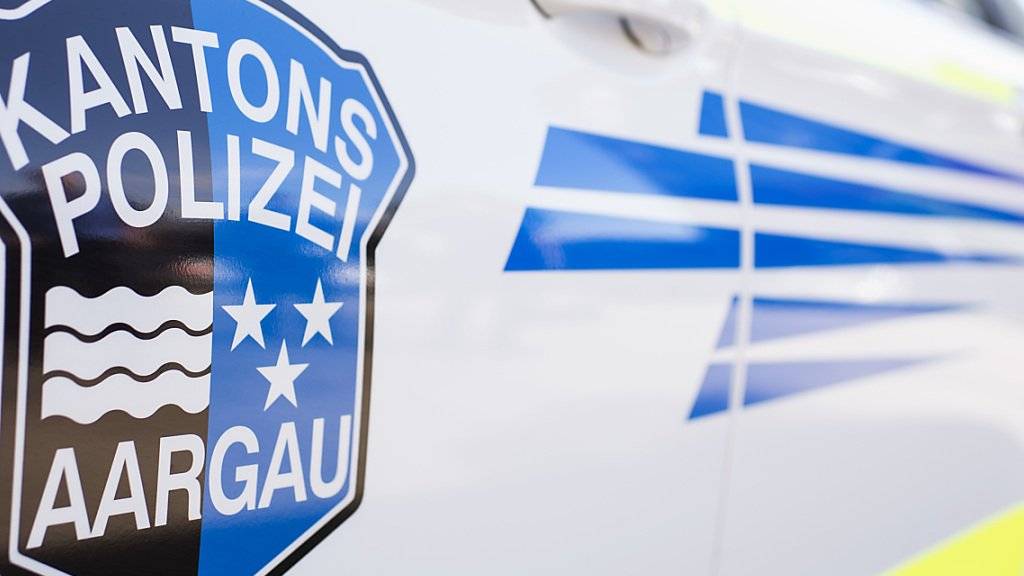 Die Aargauer Kantonspolizei hat in Lenzburg einen Mann festgenommen, der mehrere Menschen mit einer Schrotflinte bedroht hat. (Archivbild)