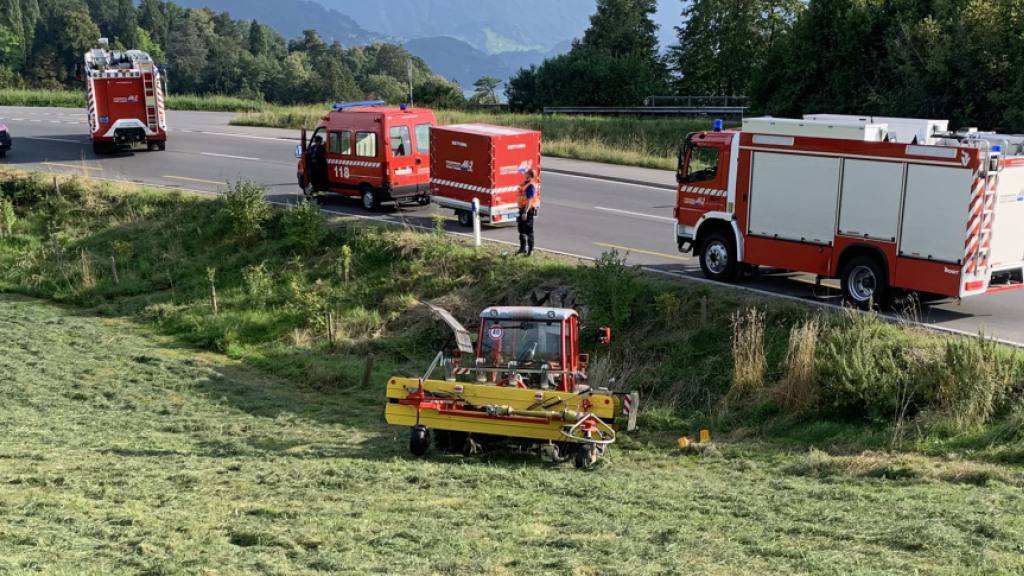 Ein 21-Jähriger wurde am Mittwoch zwischen seinem Traktor und Bandrechen eingeklemmt.