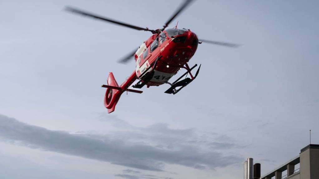 Ein 32-jähriger Schweizer zog sich in der Nacht auf Samstag bei einem Bergunfall in Unterägeri ZG erhebliche Verletzungen zu. Er wurde mit einem Rettungshelikopter in ein Spital geflogen. (Symbolbild)