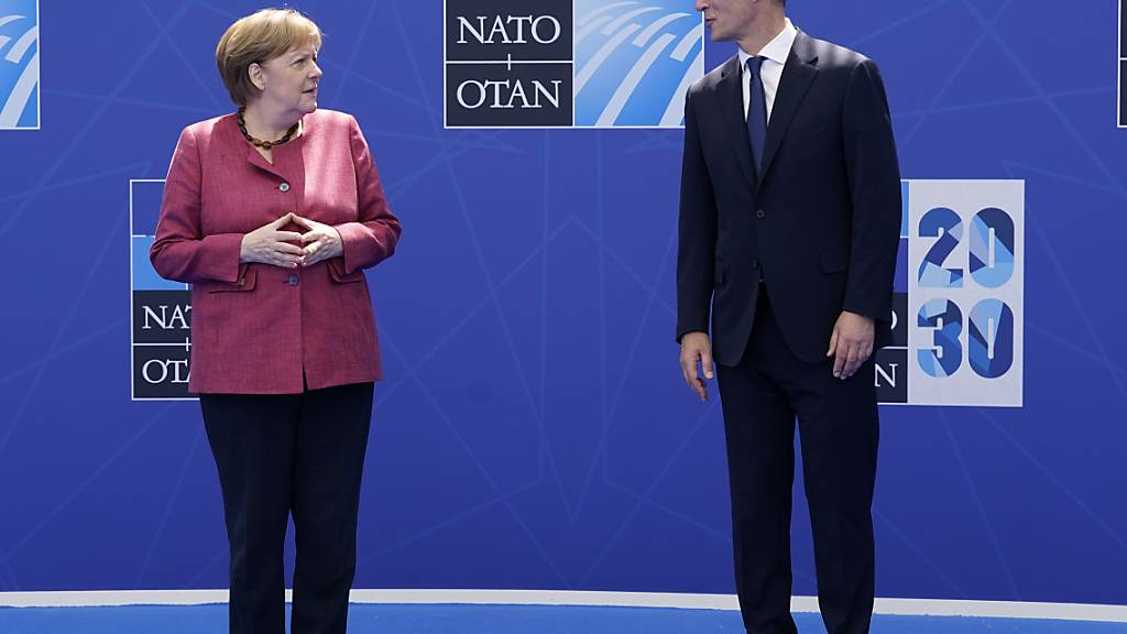 Bundeskanzlerin Angela Merkel (CDU) steht bei einem Nato-Gipfel im Nato-Hauptquartier neben Jens Stoltenberg, Generalsekretär der Nato. Foto: Patrick Semansky/Pool AP/dpa