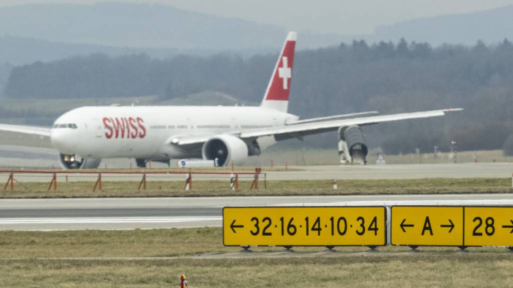 Im Kanton Zürich wird darüber diskutiert, ob zwei Pisten am Flughafen Züirch verlängert werden sollen - am Ende könnte aber der Bund darüber entscheiden. (Symbolbild)