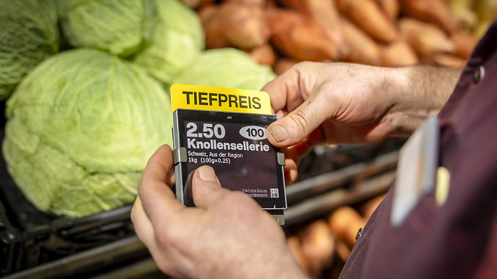 Die «gefühlte Inflation» liegt inzwischen unter der offiziellen Teuerung: Tiefpreis-Schild in einem Supermarkt (Symbolbild).