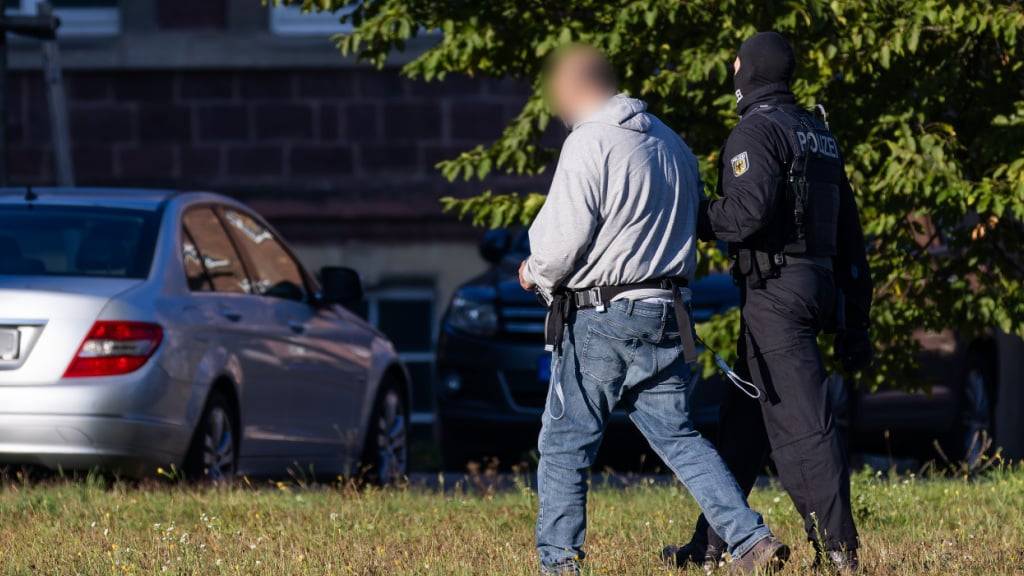 dpatopbilder - Ein Mann wird von einem Bundespolizisten zu einem Fahrzeug der Bundespolizei geführt. Foto: Philipp von Ditfurth/dpa - ACHTUNG: Person aus rechtlichen Gründen gepixelt