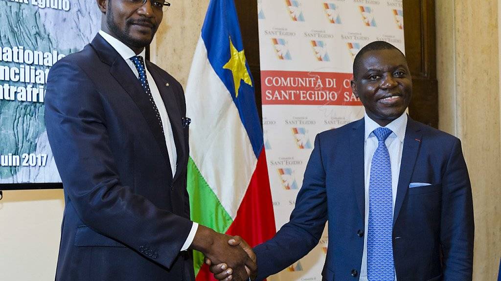 Der zentralafrikanische Aussenminister Charles Armel Doubane (rechts) nach der Unterzeichnung des Friedensabkommen in Rom mit Milizenführer Armel Mingatoloum Sayo.