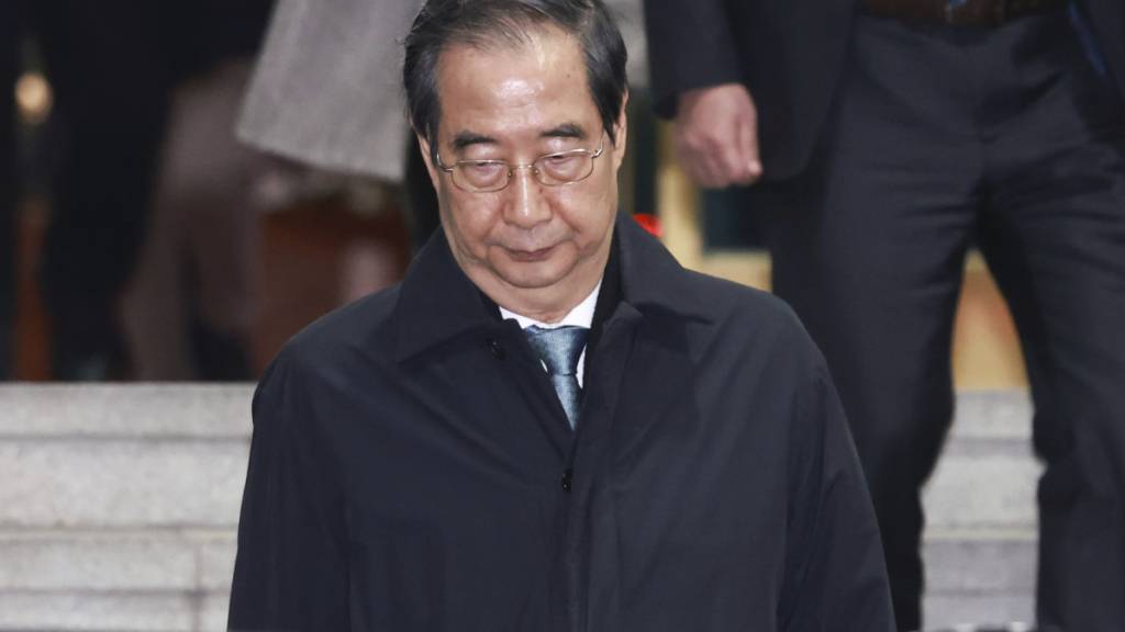 dpatopbilder - Der abgesetzte Interimspräsident Han Duck-soo verlässt das Regierungsgebäude. Foto: Hong Hae-in/Yonhap/AP/dpa