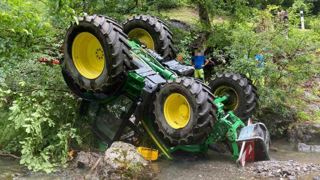 Der junge Lenker des über sechs Tonnen schweren Traktors überstand den Überschlag ins Bachbett ohne Verletzungen.