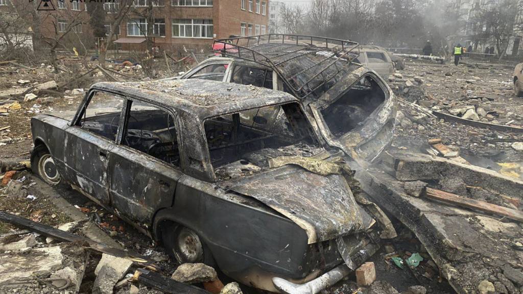 HANDOUT - Beschädigte Autos nach einem russischen Raketenangriff in Poltawa. Foto: Uncredited/Ukrainian Emergency Service/dpa - ACHTUNG: Nur zur redaktionellen Verwendung und nur mit vollständiger Nennung des vorstehenden Credits