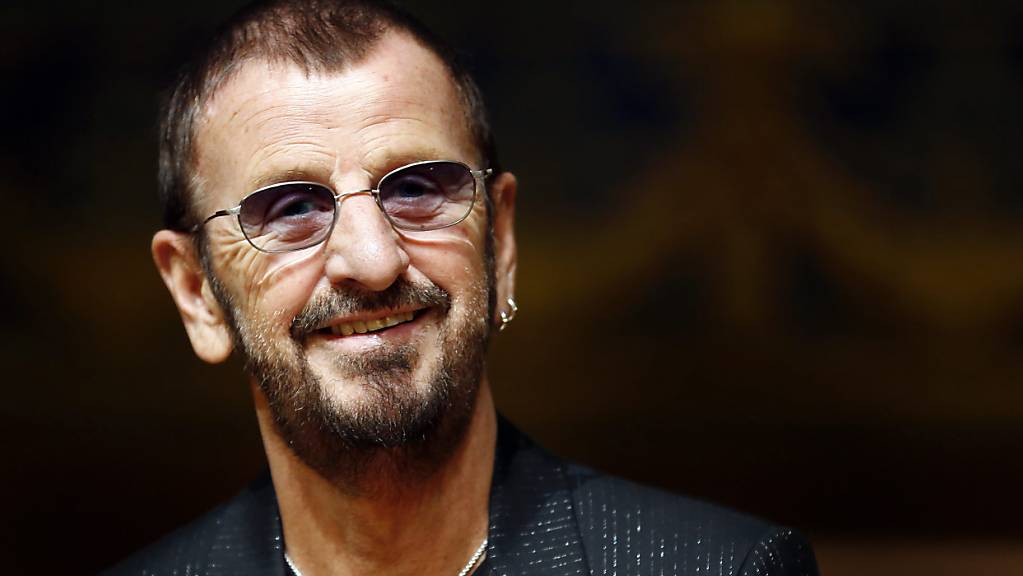 ARCHIV - Der britische Musiker Ringo Starr lächelt bei der Eröffnung seiner Ausstellung ‹Arternativelight› im Ozeanographischen Museum. Der Ex-Beatle Ringo Starr feiert am 07.07.2020 seinen 80. Geburtstag. (zu dpa «Peace, Love  Rock'n'Roll: Ex-Beatle Ringo Starr wird 80 Jahre alt») Foto: Sebastien Nogier/epa/dpa