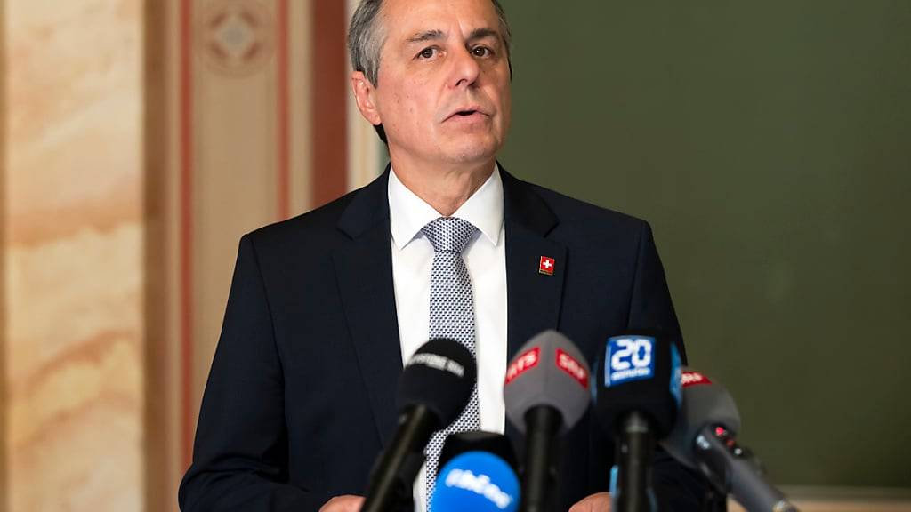 Aussenminister Ignazio Cassis kondoliert vor den Medien den Familien der Opfer des Hamas-Angriffs auf Israel.