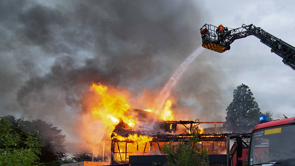 dpatopbilder - Feuerwehrleute löschen einen Brand in einer Ferienunterkunft. Die Präfektur schrieb, dass sich eine Erwachsenengruppe aus Nancy für die Ferien in der Unterkunft aufhielt. Foto: Patrick Kerber/dpa