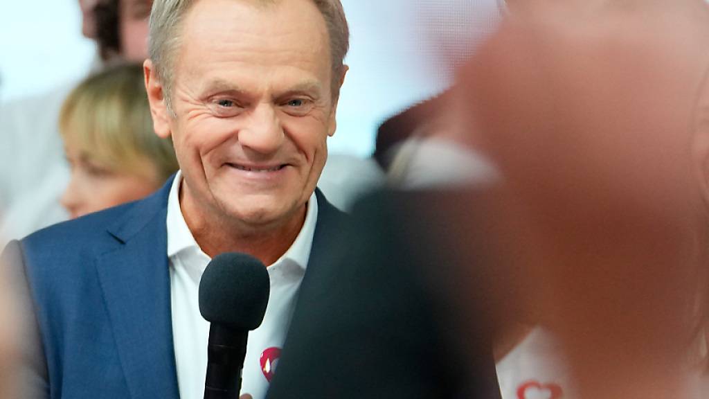 Donald Tusk, ehemaliger polnischer Ministerpräsident und Oppositionsführer, spricht zu Anhängern in der Parteizentrale seiner Partei. Foto: Petr David Josek/AP/dpa