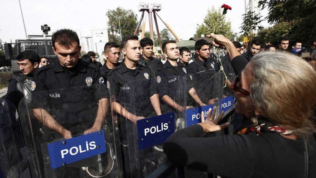 Türkische Polizeikräfte blockieren den Zugang zum Ort der Bombenanschläge vom Samstag. Das Innenministerium kündigte am Montag an, die Sicherheitsmassnahmen zu verschärfen