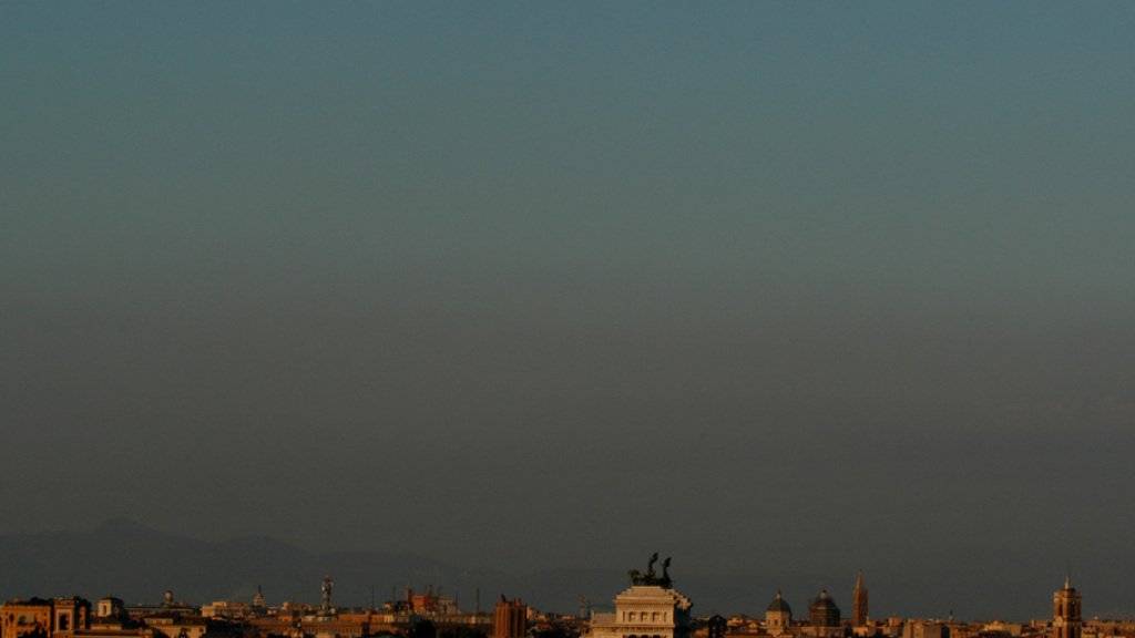 Rom leidet wie andere italienische Städte unter dem Smog. Für Anfang nächster Woche verhängte die Stadt daher ein Fahrverbot für Autos und Lastwagen. (Archivbild)