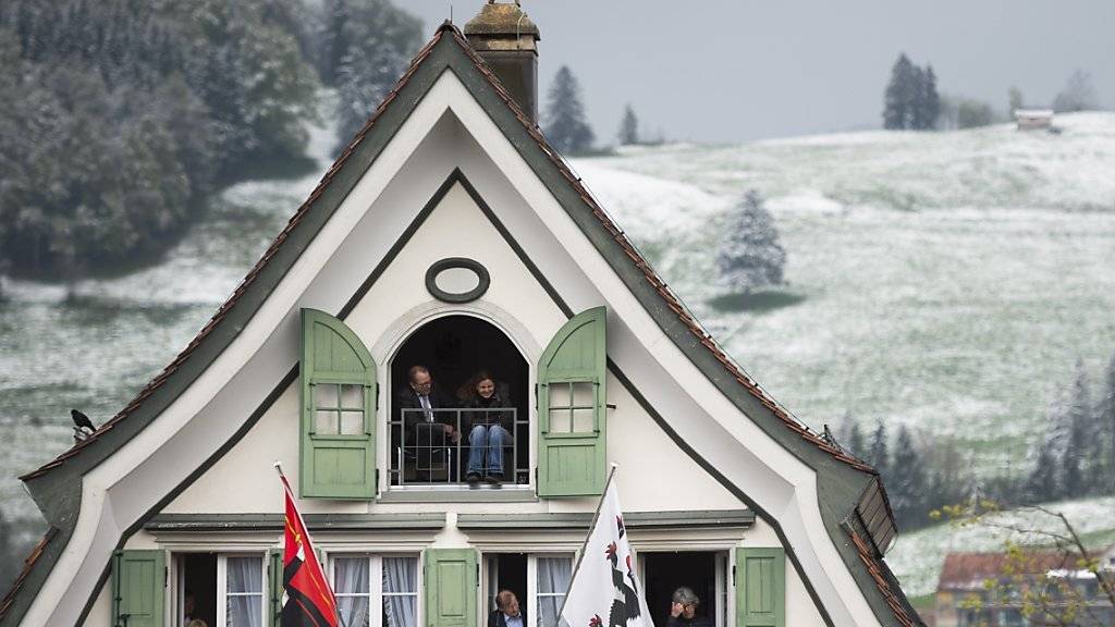 Die Teilnehmer und Zuschauer der Appenzeller Landsgemeinde mussten sich am Sonntag warm anziehen - zeitweise fiel der Schnee bis auf den Landsgemeindeplatz in Appenzell, die Hügel rundherum wurden angezuckert.