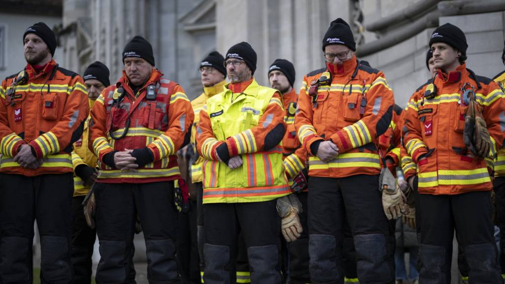 Angehörige der Feuerwehr beteiligten sich am 9. Januar auf dem St. Galler Klosterplatz am nationalen Trauertag in Gedenken an die Opfer der Brandkatastrophe von Crans Montana.