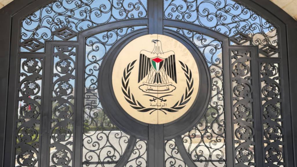 ARCHIV - An einem schmiedeeisernen Tor am Gebäude der Palästinensischen Autonomiebehörde in Ramallah hängt das Wappen Palästinas. Hier ist der Sitz von Palästinenserpräsident Mahmud Abbas. Foto: Ulrich Steinkohl/dpa