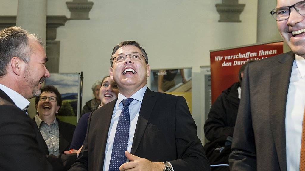 Franz Grüter (m.), neu gewählter SVP-Nationalrat, freut sich über seine Wahl.