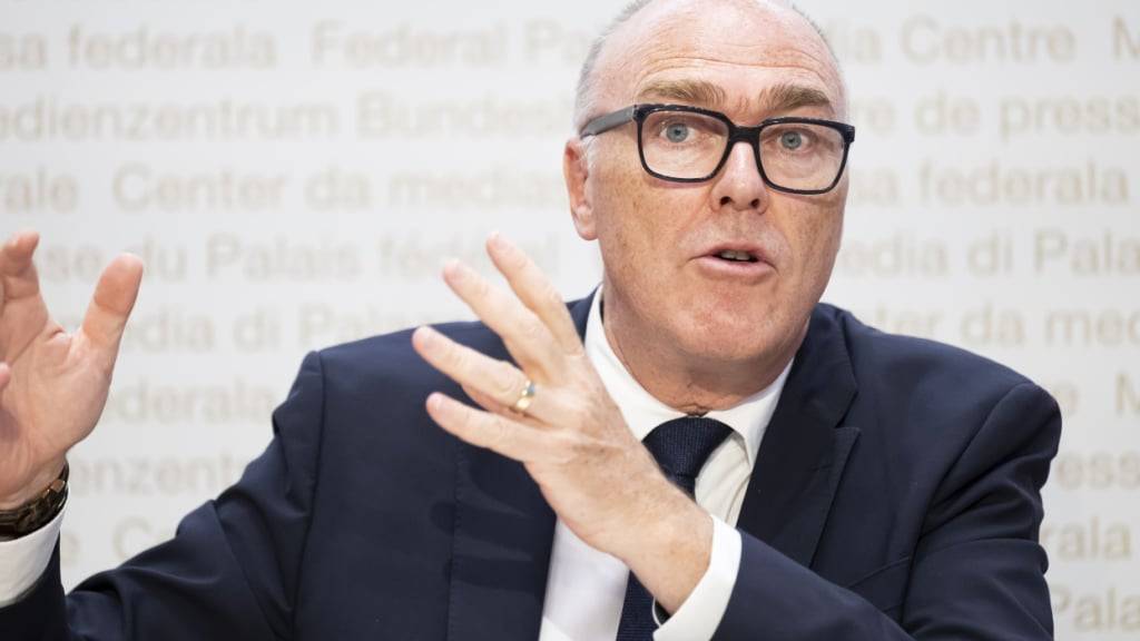 Verteidigungsminister Martin Pfister wird von der parlamentarischen Finanzaufsicht aufgefordert, die Beschaffungsrisiken in seinem Departement zu minimieren. (Archivbild)