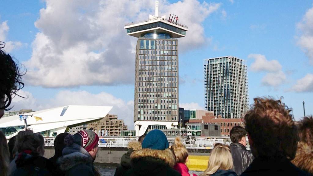 ARCHIV - Touristen fahren mit der Fähre zum A'Dam Tower, einem Aussichtsturm. Amsterdam führt eine Touristen-Quote ein. Die Obergrenze liege bei 20 Millionen Übernachtungen im Jahr, geht aus einer Verordnung der Stadt hervor. Foto: Sabrina Hentschel/dpa-Zentralbild/dpa