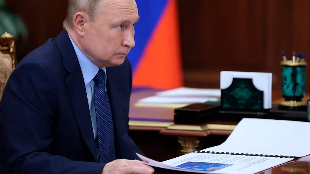 Wladimir Putin, Präsident von Russland, nimmt an einer Sitzung im Kreml teil. Der Kreml arbeitet nach eigenen Angaben mit Hochdruck an einem virtuellen Treffen zwischen Präsident Putin und seinem US-Kollegen Biden. Dazu könne es womöglich schon in der nächsten Woche kommen.