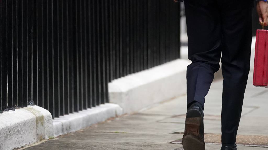 Rishi Sunak, Finanzminister von Großbritannien, verlässt 11 Downing Street und hält die «Red Box» in der Hand, bevor er dem britischen Unterhaus seinen Haushaltsplan vorstellt. Foto: Victoria Jones/PA Wire/dpa