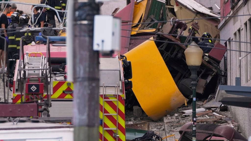 dpatopbilder - Rettungskräfte arbeiten an der Stelle in Lissabon, an der eine Standseilbahn entgleist ist. Foto: Armando Franca/AP/dpa