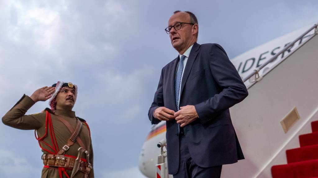 Bundeskanzler Friedrich Merz (CDU) kommt am Flughafen in Akaba an. Foto: Michael Kappeler/dpa