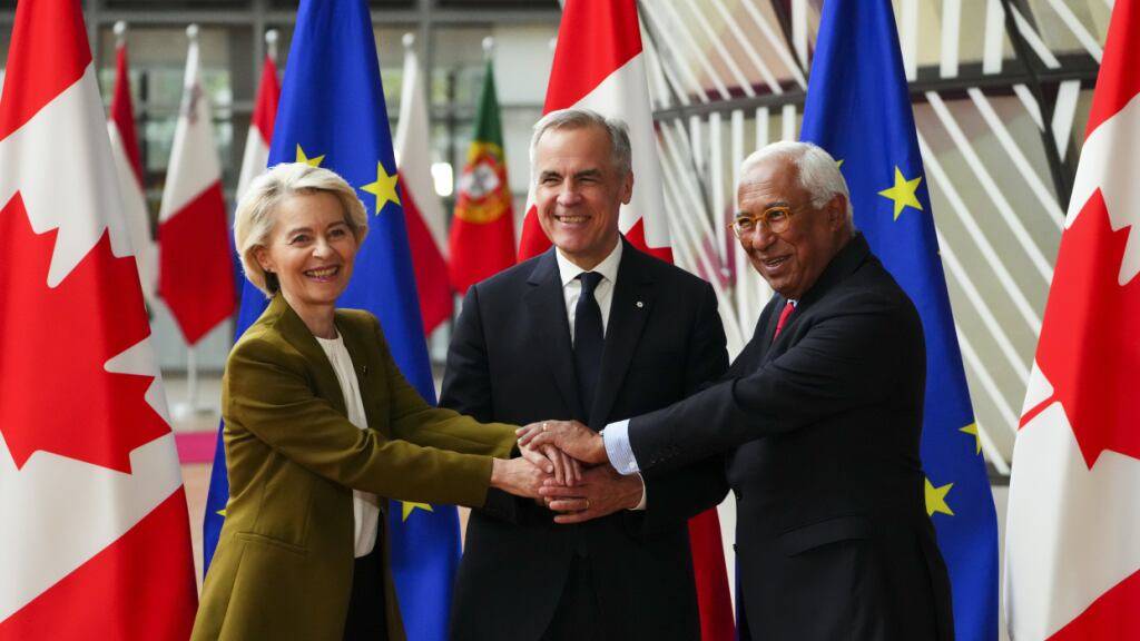 ARCHIV - Die Präsidentin der Europäischen Kommission Ursula von der Leyen (l) und der Präsident des Europäischen Rates Antonio Costa (r) begrüßen den kanadischen Premierminister Mark Carney bei seiner Ankunft zu einem EU-Kanada-Gipfel im Gebäude des Europäischen Rates in Brüssel. Foto: Sean Kilpatrick/Canadian Press via ZUMA Press/dpa