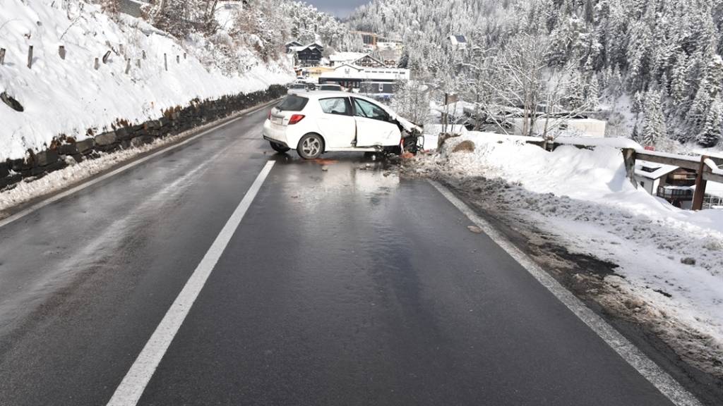 Die Lenkerin dieses Autos war kurz abgelenkt und prallte danach heftig in die Leitplanke.