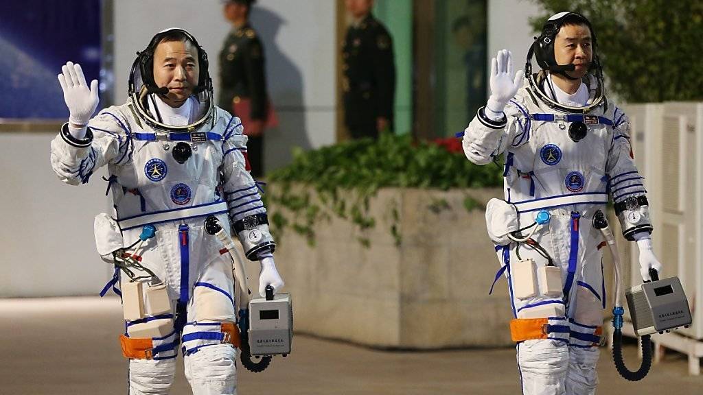 Sagen der Erde adieu: Chinesische Astronauten vor ihrer Reise zum Raumlabor «Tiangong 2».