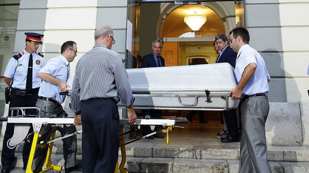 Mitarbeiter des Forensischen Instituts tragen einen Sarg ins Theater-Museum Dalí, um die exhumierte Leiche von Salvador Dalí abzuholen. An Gewebeproben des Verstorbenen soll ein Vaterschaftstest vorgenommen werden.