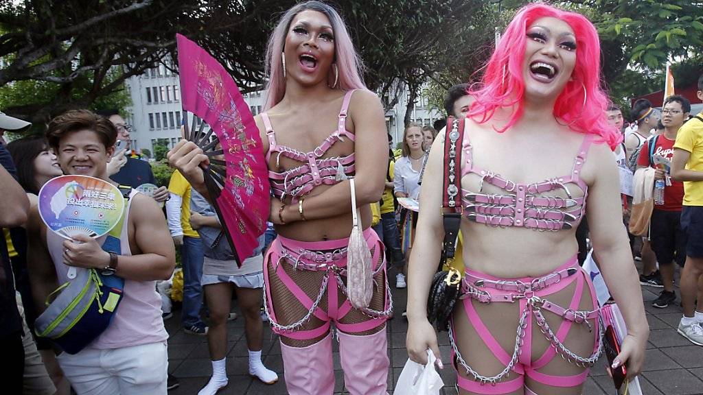 Schrill und farbenfroh: Über 130'000 Menschen demonstrieren in Taiwan für die Rechte von Lesben, Schwulen, Bisexuellen und Transgendern.