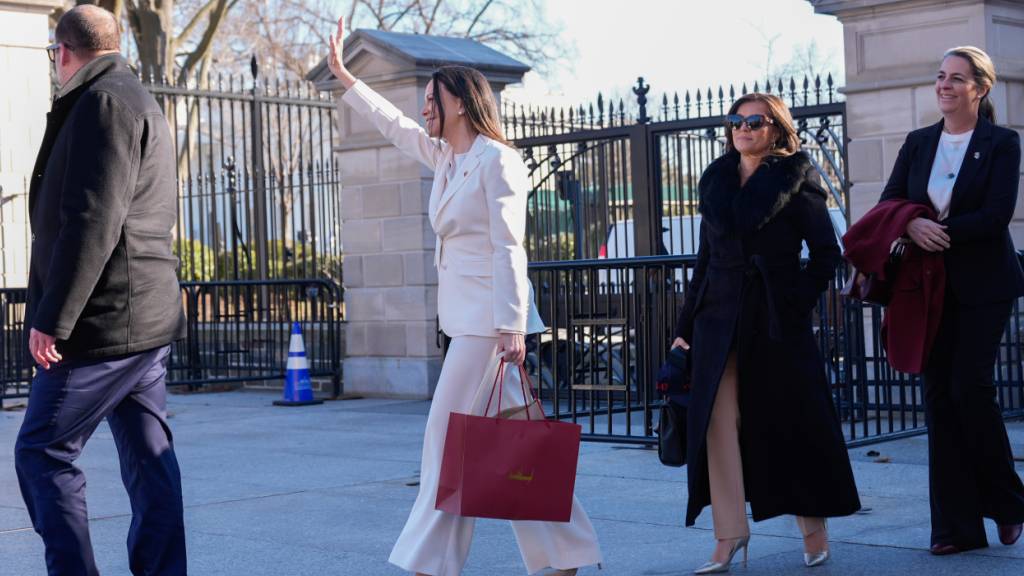 dpatopbilder - Die venezolanische Oppositionsf ̧hrerin MarÌa Corina Machado winkt Anh‰ngern zu, als sie das Weifle Haus verl‰sst. Foto: Pablo Martinez Monsivais/AP/dpa