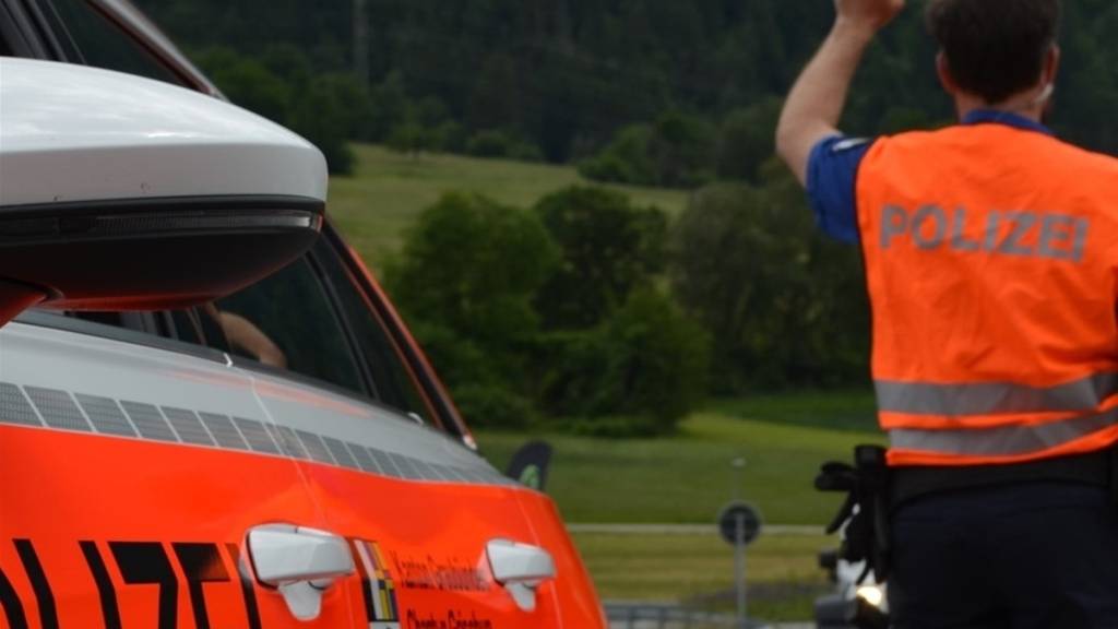 Die Kantonspolizei Graubünden sucht einen schwarz maskierten Räuber, der in Chur einen Tankstellenshop überfiel. (Symbolbild)