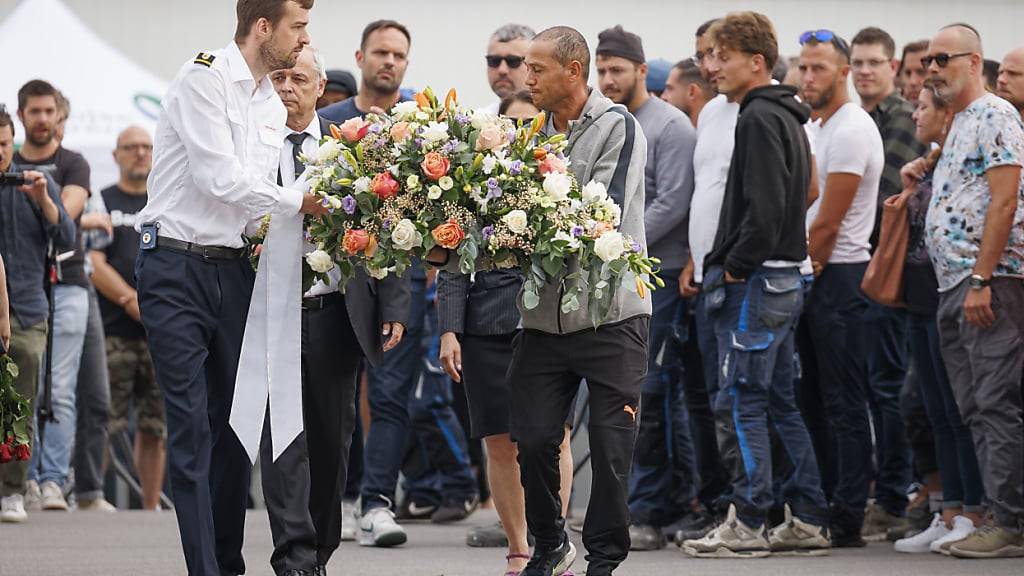 Blumen wurden niedergelegt und Kerzen entzündet.