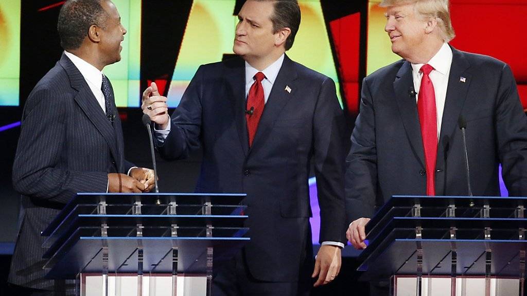 Die republikanischen Kandidaten Carson, Cruz und Trump (v.l.) scherzen während einer Debatten-Pause.