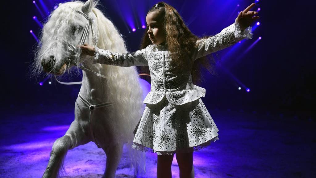 Chanel Marie Knie verneigt sich vor dem Publikum der Generalprobe des Circus Knie in Rapperswil am Donnerstag.