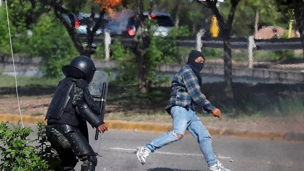 Bei Zusammenstössen mit der Militärpolizei sind in Tegucigalpa mindestens fünf Demonstranten durch Schüsse verletzt worden.