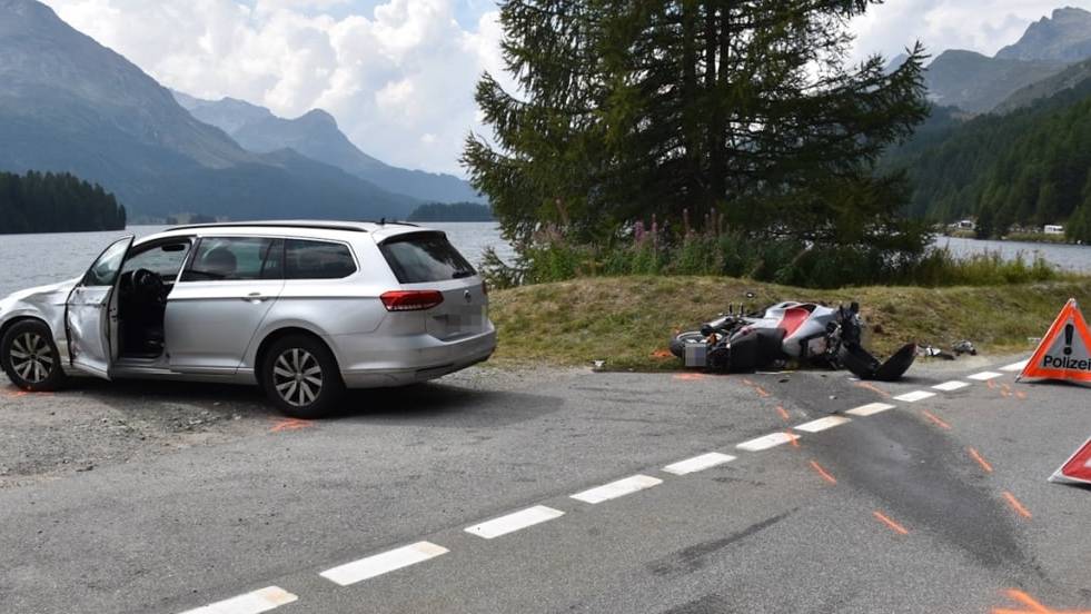 Bei dem Zusammenstoss mit dem links abbiegenden Auto verletzten sich die Beifahrerin des Motorrads schwer und dessen Lenker mittelschwer.