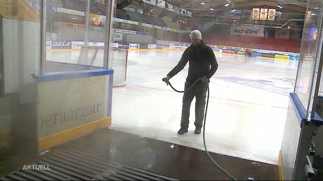 Langenthaler Eismeister präpariert Untergrund der Kunsteisbahn