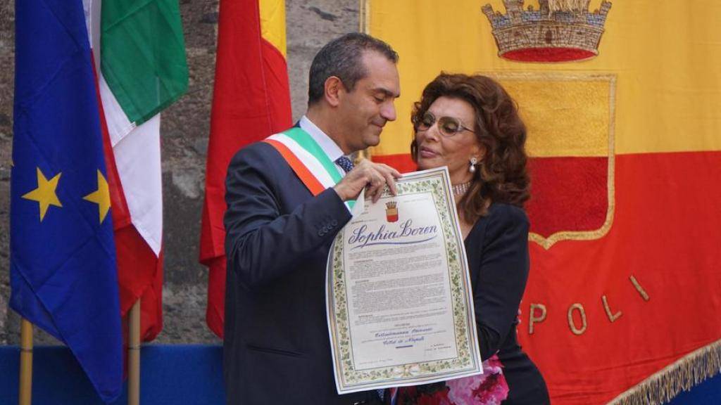 Neapels Bürgermeister übergibt Sophia Loren das Zertifikat der Ehrenbürgerin (Archiv)