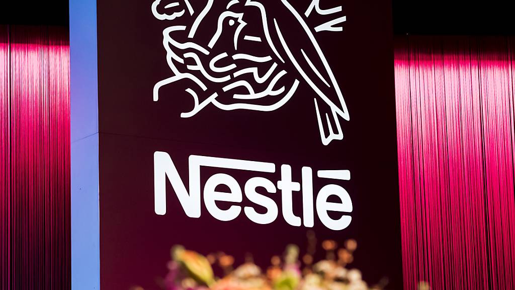 Der Nahrungsmittelriese Nestlé steht laut Insidern vor einem milliardenschweren Verkauf des nordamerikanischen Wassergeschäfts. (Archivbild)